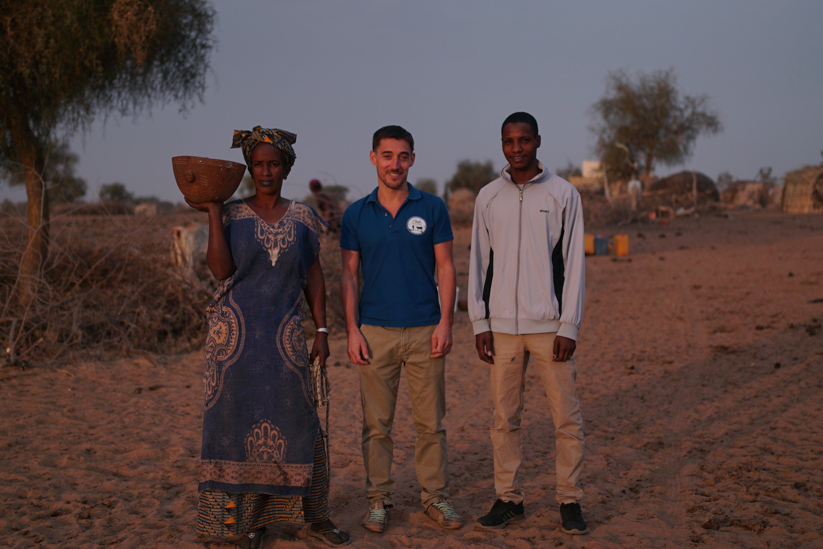 De gauche à droite : une éleveuse, Jonathan Michaud, Mamadou Fall. Crédit photo : KSDE