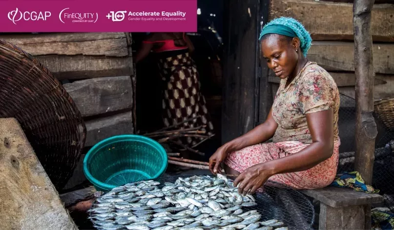 مرأة توزع السمك لديها على شبكة للطهي. صورة لسيغاب (بعدسة تميلاد أدلجة عبر شركة الإتصال من أجل التنمية المحدودة).