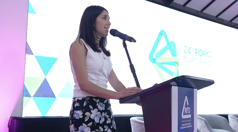 Valeria Llerena, Directora Ejecutiva de la RFD da la bienvenida a los asistentes al 24°Foro Ecuatoriano de Inclusión Financiera.