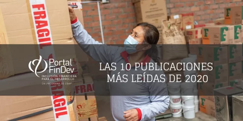 Mujer con su brazo extendido  ante una pila de cajas de cartón en Perú, texto, logo Portal FinDev.