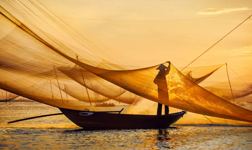 Un homme sur un bateau de pêche au Viêt Nam.