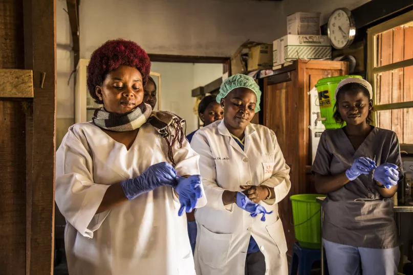 Beni, République Démocratique du Congo, l'un des épicentres de l'épidémie d'Ebola. Des infirmières enfilent leurs gants avant d'examiner les patients. Janvier 2019. Crédit photo :  World Bank / Vincent Tremeau