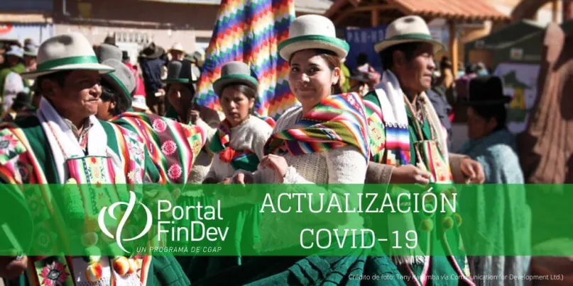 Grupo de mujeres y hombres bailando en Bolivia, texto, logo del Portal FinDev.