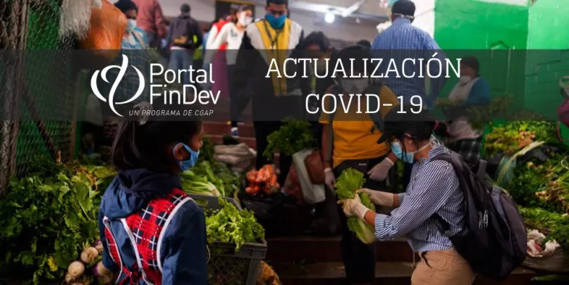 Hombres y mujeres en un mercado en Ecuador, texto, logo del Portal FinDev.
