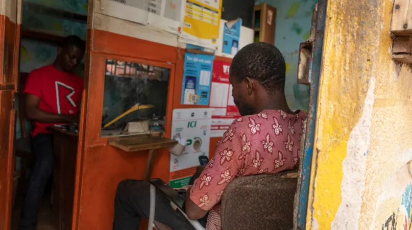 Un agent s'occupe d'un de ses clients en Côte d'Ivoire. 