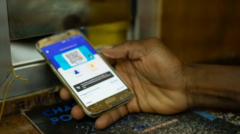 Un client complète une transaction mobile en Côte d'Ivoire. 