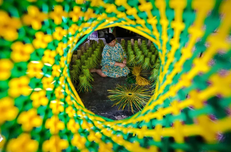 Bamboo handicraft maker, Indonesia. Photo by Giri Wijayanto, 2015 CGAP Photo Contest.