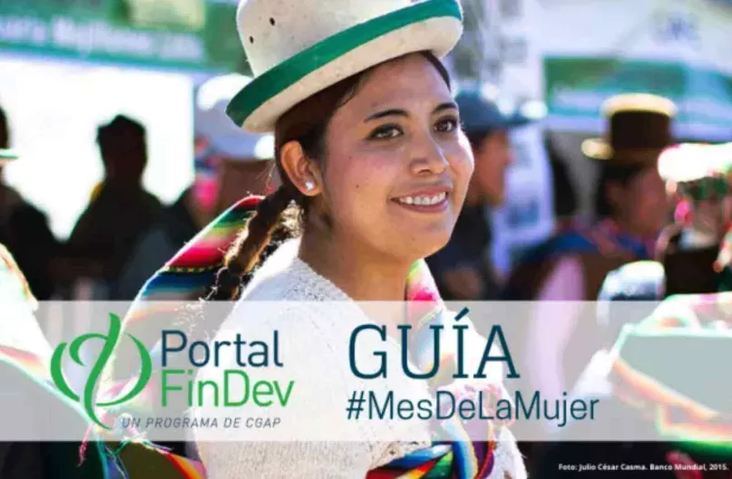Una mujer en traje tradicional boliviano sonríe en el mercado, detrás de ella hay otras personas, texto y logo del Portal FinDev.
