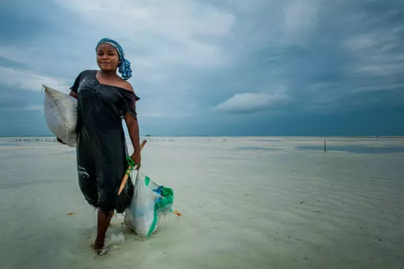 Une femme sort de l'eau en Tanzanie.