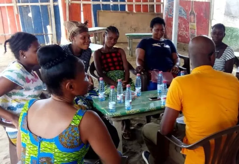 A focus group discussion discussing women’s experiences with DFS, Yopougon, Côte d’Ivoire. Photo credit: Caribou Digital.