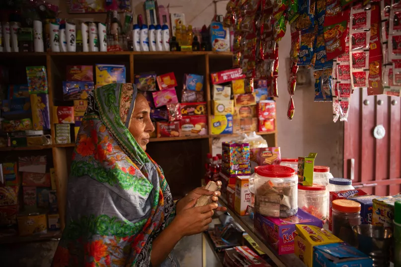 كيشوير امرأة من قرية شكوال وهي مستقلة مادياً. أنشأت متجراً صغيراً لبيع البقالة والمواد الأساسية من غرفة صغيرة في منزلها تنفتح على الشارع.