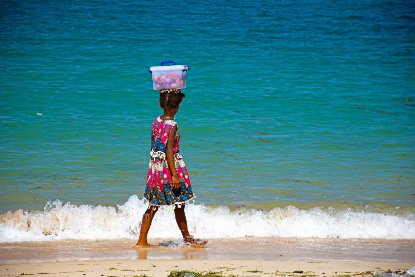 Child selling on beach. Photo from Pixabay.