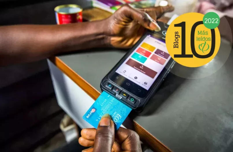 Manos de una persona haciendo un pago vía tarjeta en Nigeria.