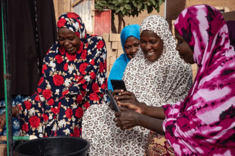Grupo de mujeres utilizando teléfonos móviles en Níger. 