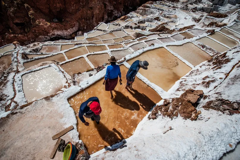 Tres trabajadores en las minas de sal en Perú.