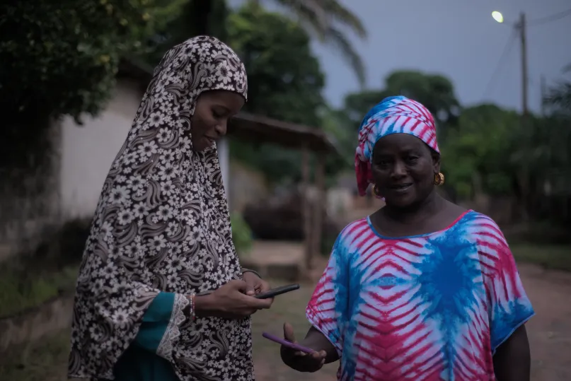 Deux femmes utilisent des paiements mobiles au Sénégal.