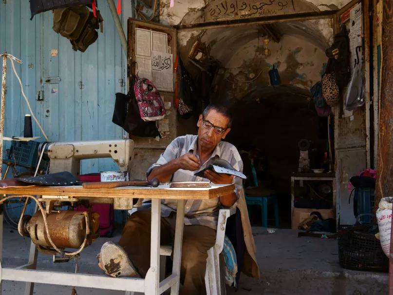 رجل عجوز يصنع حقيبة سكين جلدية في من فلسطين. بعدسة ياسر أبو وزنة، مسابقة سيجاب للصورة 2016