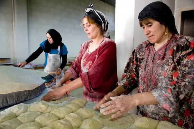 نساء لبنانيات يخبزن الخبز اللبناني التقليدي. بعدسة جورج حداد من مسابقة سيجاب للصورة 2012.