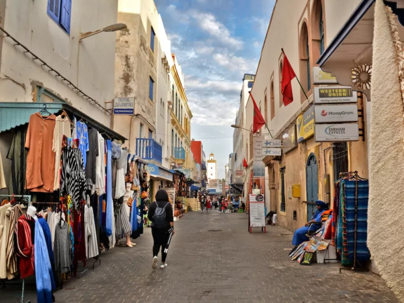 ناس يسيرون في الشارع داخل سوق في تونس سنة 2018.