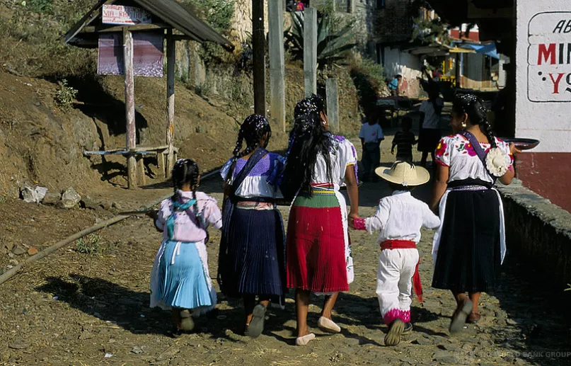 Mujeres y niños caminando. Foto: Curt Carnemark, Banco Mundial 2008.