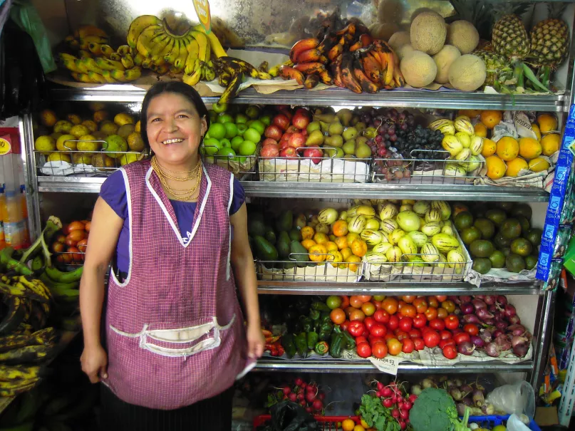 Mujer vendedora de frutas y verduras.