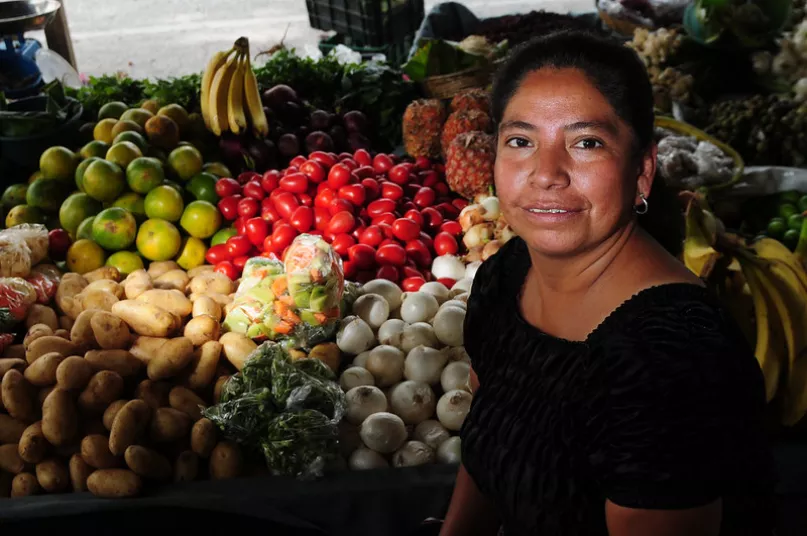 Mujer vendiendo en el mercado. Foto: Maria Fleischmann, Banco Mundial 2009.