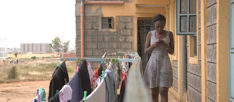 Una mujer usa su teléfono móvil en Kenya. Foto: WorldRemit [Creative Commons BY-SA 2.0]