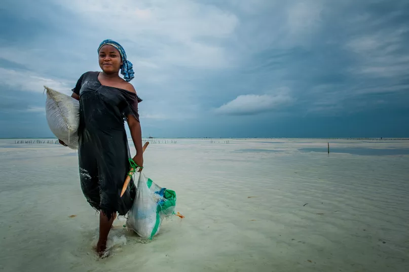 Mujer trabajando en Zanzibar.