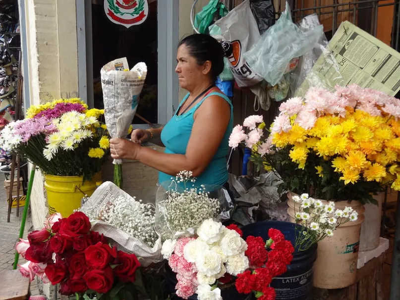 Mujer paraguaya vendiendo flores.