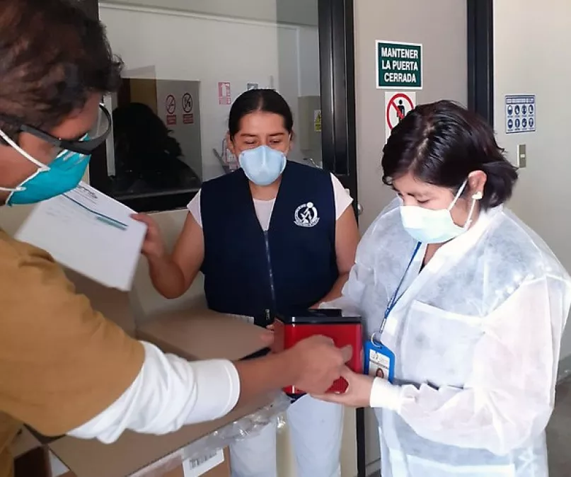 Perú recibe equipos para enfrentar COVID-19. Foto:  Laboratorio Nacional de Referencia para Virus Respiratorios, Instituto Nacional de Salud (INS) y el Ministerio de Salud de Perú, Flickr 2020.