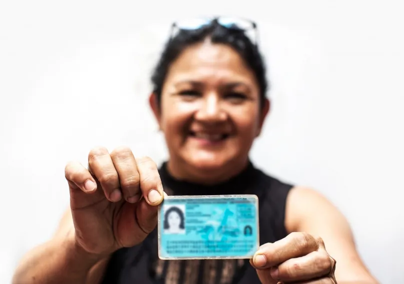 Mujer con tarjeta de identificación. Foto: Daniel Silva Yoshisato, Banco Mundial.