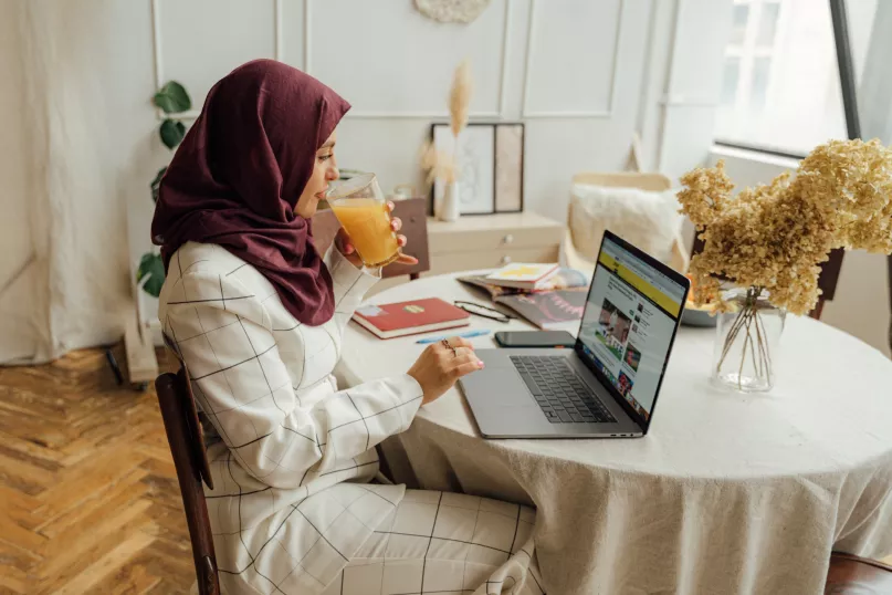 إمرأة عربية تعمل على جهاز الكمبيوتر المحمول داخل المنزل. الصورة بعدسة أنطوني شكرابا من موقع بيكسيلس للصور، 2020.