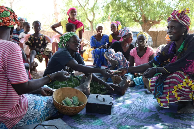 Groupement d'épargne à Ndondol Samkhadan, Thiadiaye, Sénégal. Crédit photo : Nathalie Brown