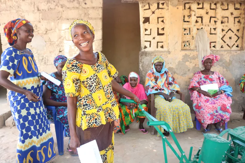 Équipées et autonomes : des participantes à une formation agricole à Kaolack, Sénégal. Crédit photo : Natalie Brown, concours photo du CGAP, 2018.