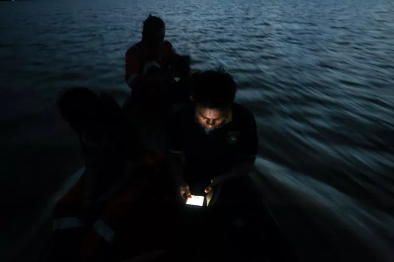 صياد يستخدم تطبيق على المحمول للبحث عن السمك في اندونيسيا. مسابقة سيجاب للتصوير 2017.