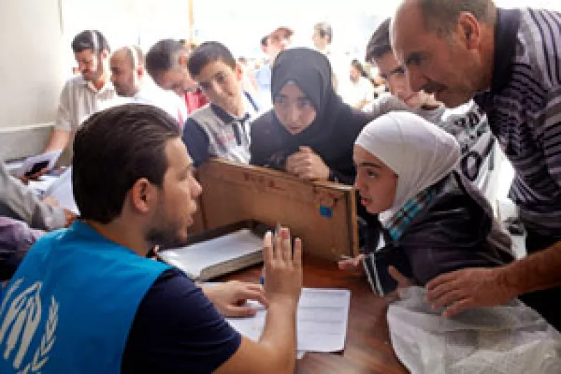 أخصائي يساعد أسرة لاجئة سورية بمفوضية الأمم المتحدة للاجئين، القاهرة، مصر. UNHCR 2016.