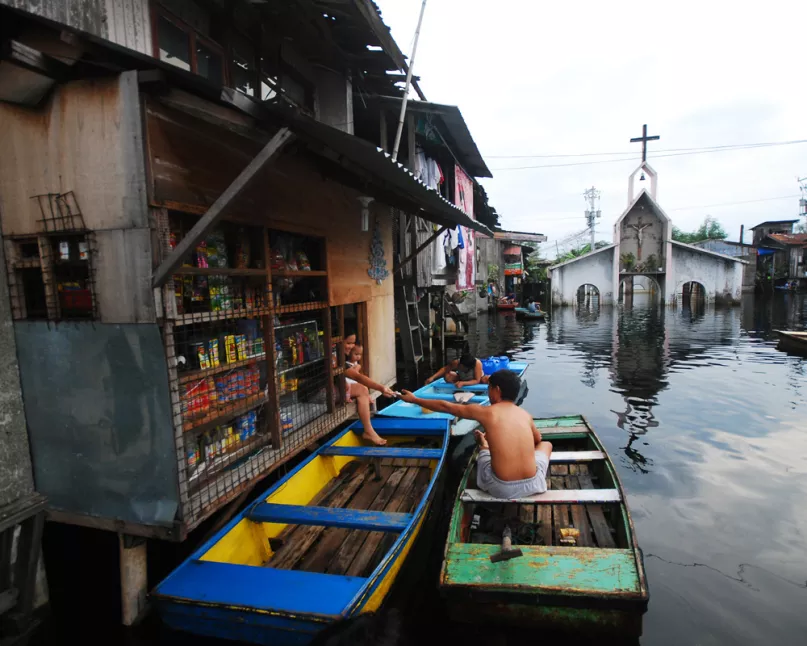 Going shopping by boat in the Philippines. Raniel Jose Castaneda, 2010 CGAP Photo Contest.