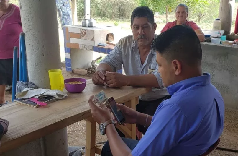 Clientes utilizando la nueva tecnología. Foto gentileza: Banco Popular de Honduras.