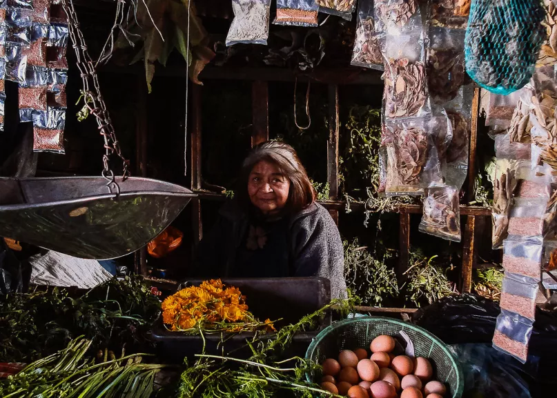 Mujer vendiendo magnolias y plantas. Por Javier Lizarazo, Concurso de Fotografía CGAP 2016.