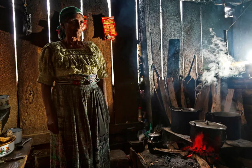 Mujer cocinando. Luis Davilla, Concurso de Fotografía, CGAP 2015.