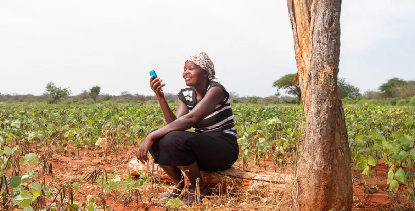 Béatrice et son téléphone. Photo de Mwangi Kirubi. Concours photos du CGAP 2015.