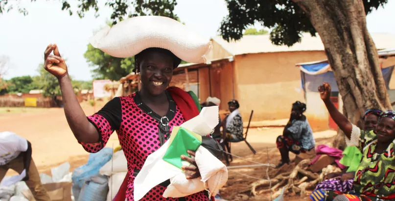 Après avoir payé de l'engrais et des semences, les productrices sont heureuses de leurs récoltes. Photo by Natalie Brown. Concours photos du CGAP 2017.