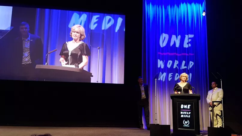 Amanda Burrell, documentariste, recevant le prix. © 2018 One World Media Awards