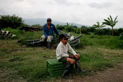 Hombres trabajando. Foto: Charlotte Kesl, Banco Mundial 2010.