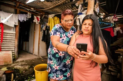 Mujeres haciendo pagos digitales en Popayán, Cauca, Colombia.