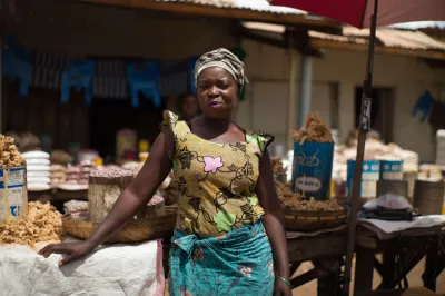 Femme devant son étal au marché en Zambie. 
