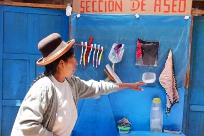 Mujer mostrando elementos de salud bucal en un puesto de aseo en Perú.