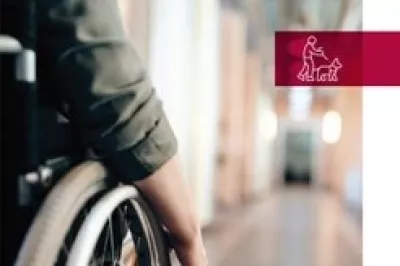 Persona usando silla de rueda.