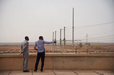 Deux hommes sur le toit d'une centrale d'énergie.