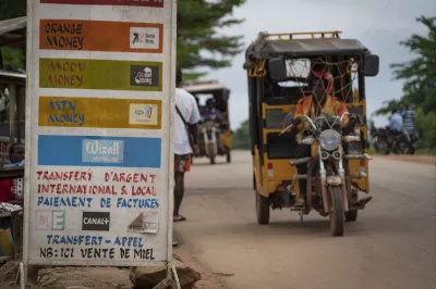 Scène de rue à Ndouci, Cote D'Ivoire.